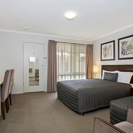 Elm Tree Motel Γουόρναμπουλ Εξωτερικό φωτογραφία