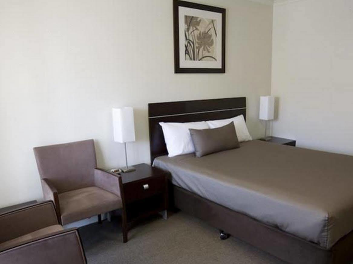 Elm Tree Motel Γουόρναμπουλ Εξωτερικό φωτογραφία