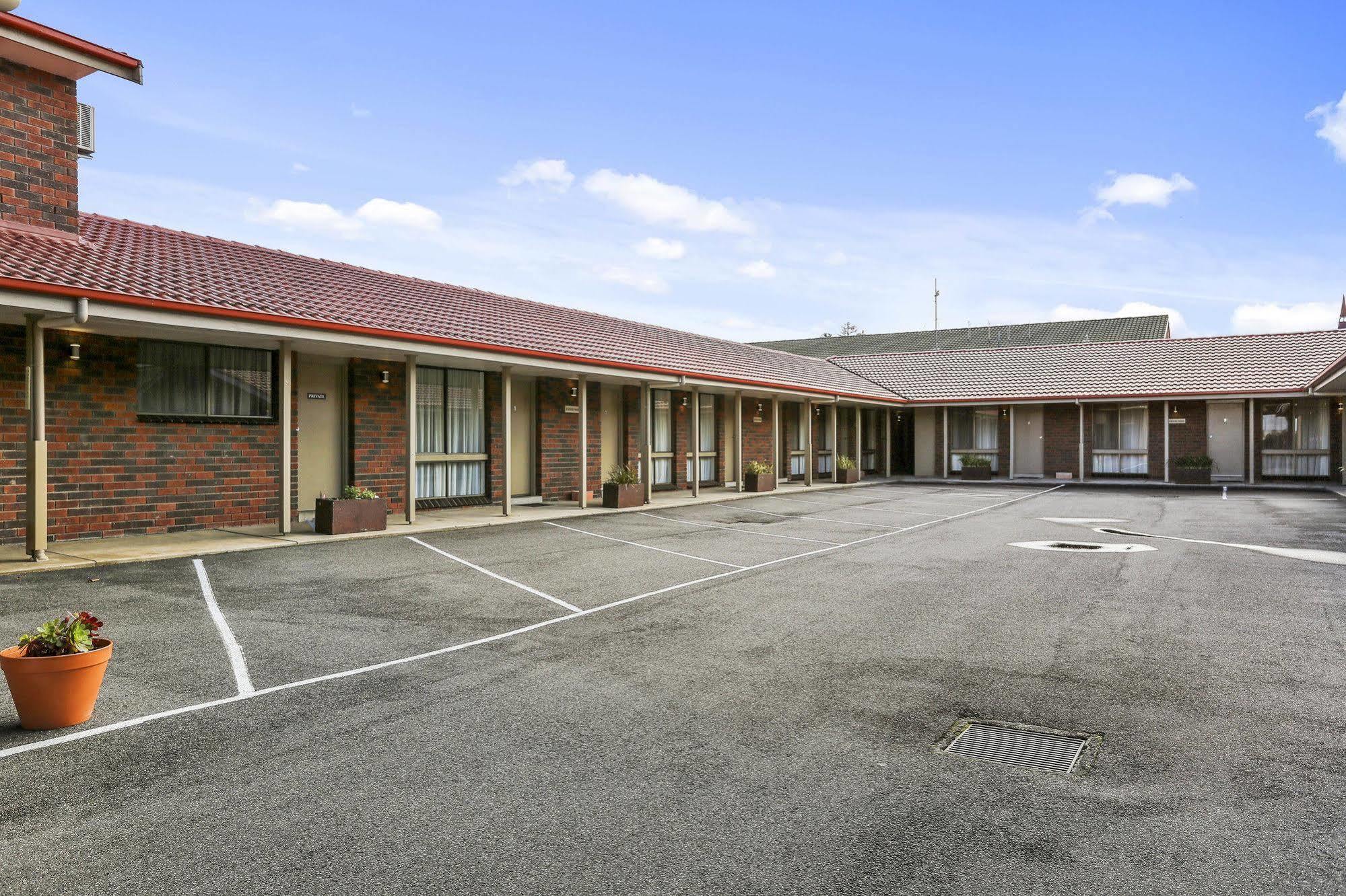 Elm Tree Motel Γουόρναμπουλ Εξωτερικό φωτογραφία