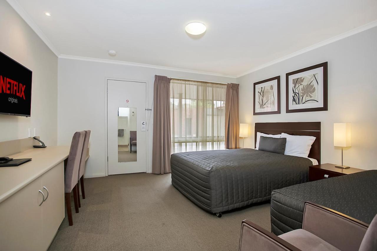 Elm Tree Motel Γουόρναμπουλ Εξωτερικό φωτογραφία