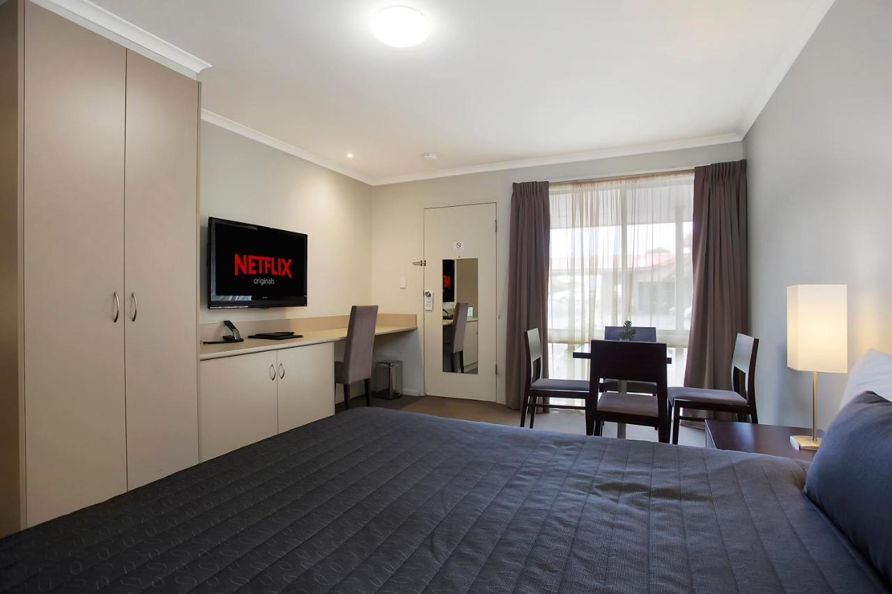 Elm Tree Motel Γουόρναμπουλ Εξωτερικό φωτογραφία