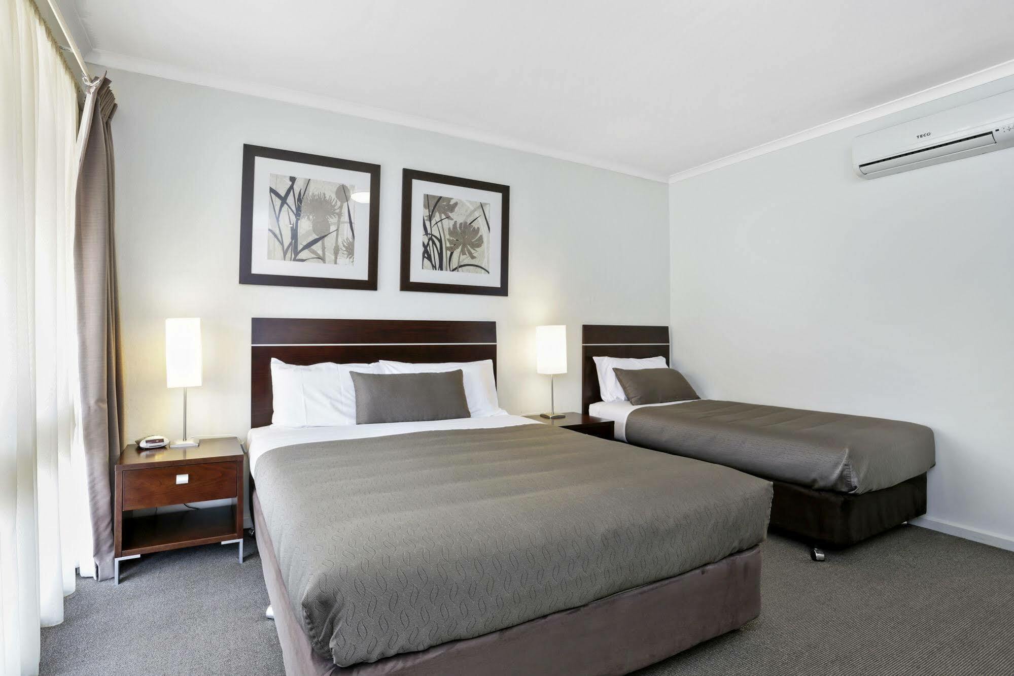 Elm Tree Motel Γουόρναμπουλ Εξωτερικό φωτογραφία