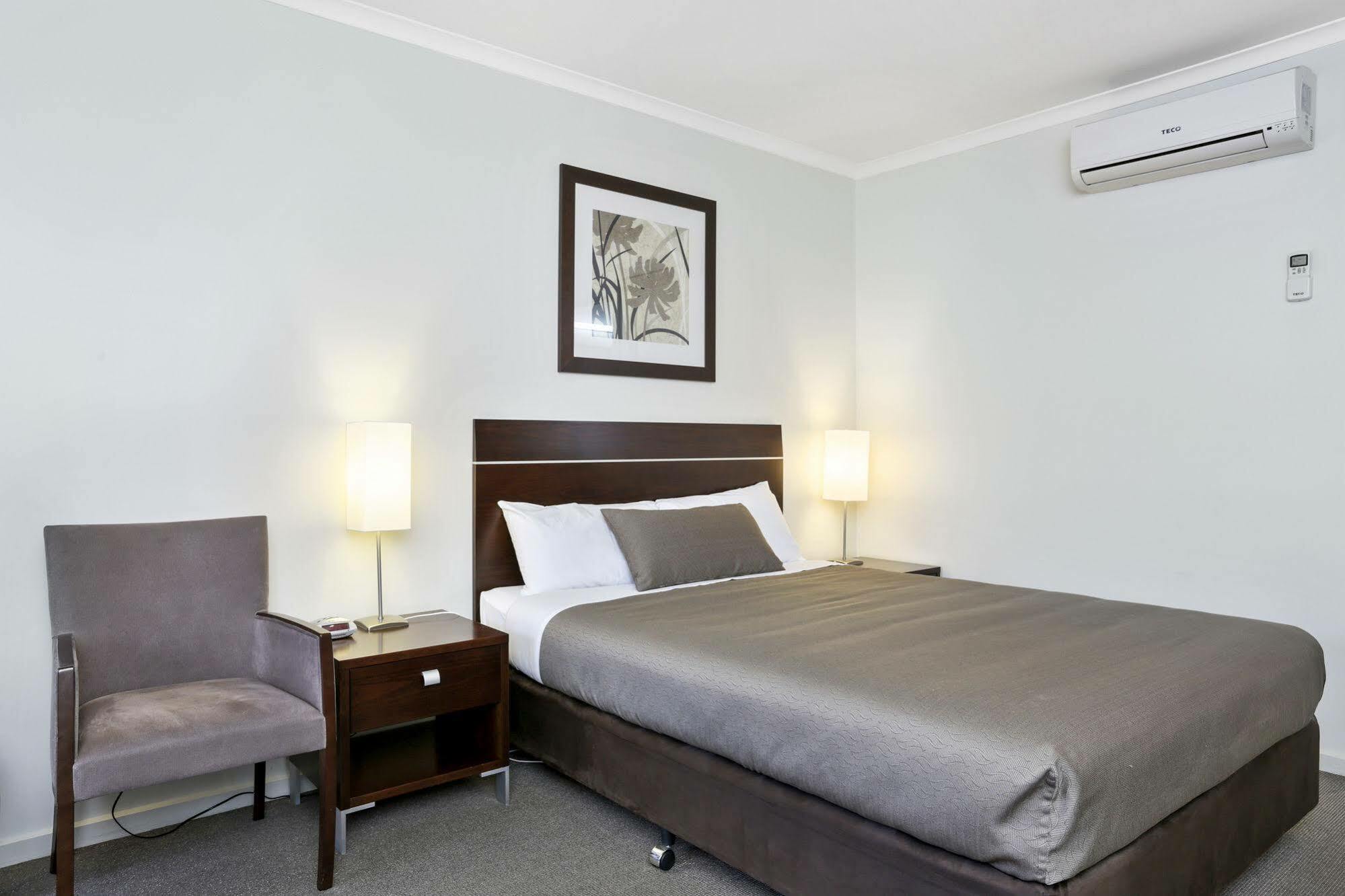 Elm Tree Motel Γουόρναμπουλ Εξωτερικό φωτογραφία