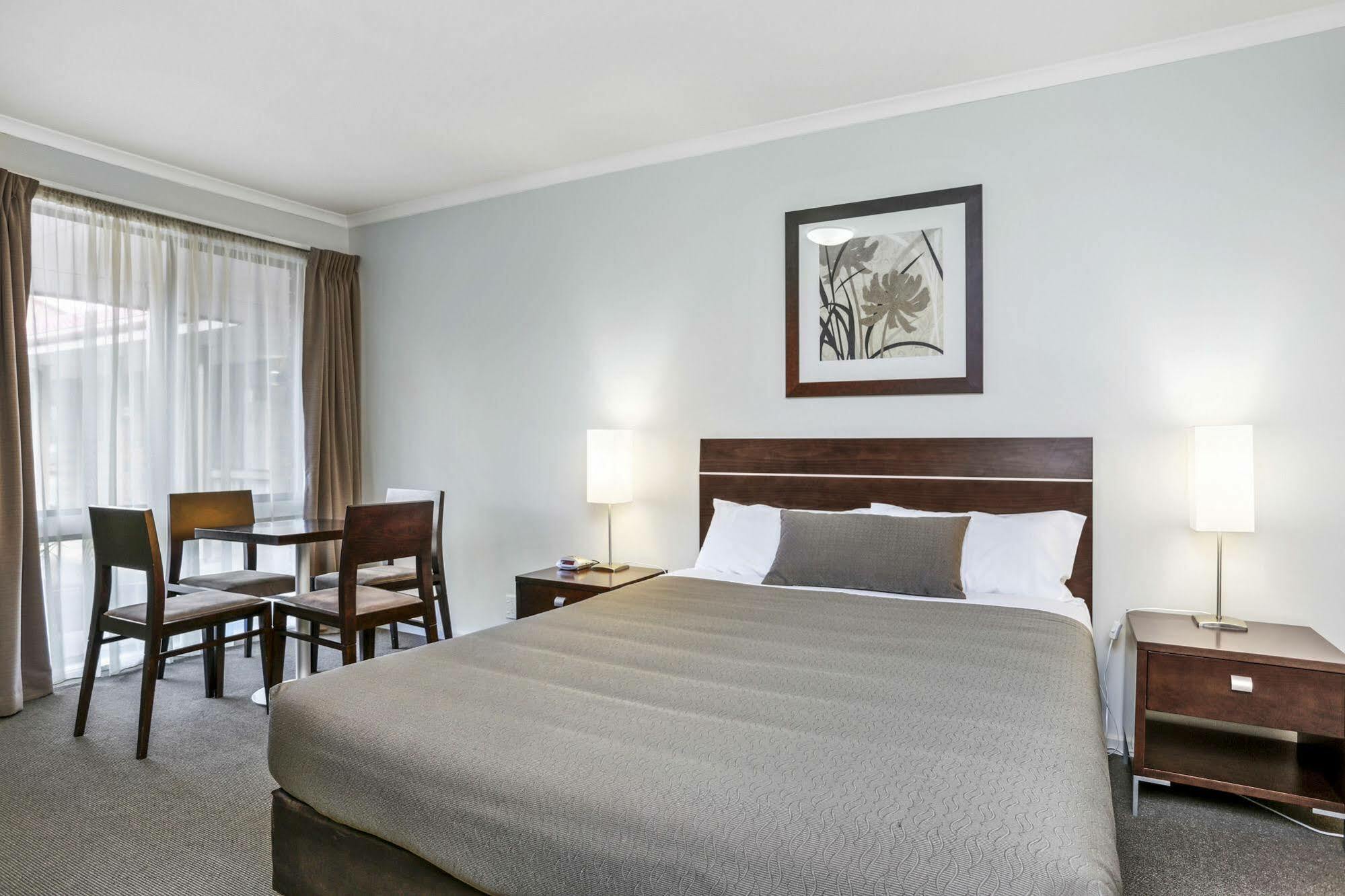 Elm Tree Motel Γουόρναμπουλ Εξωτερικό φωτογραφία