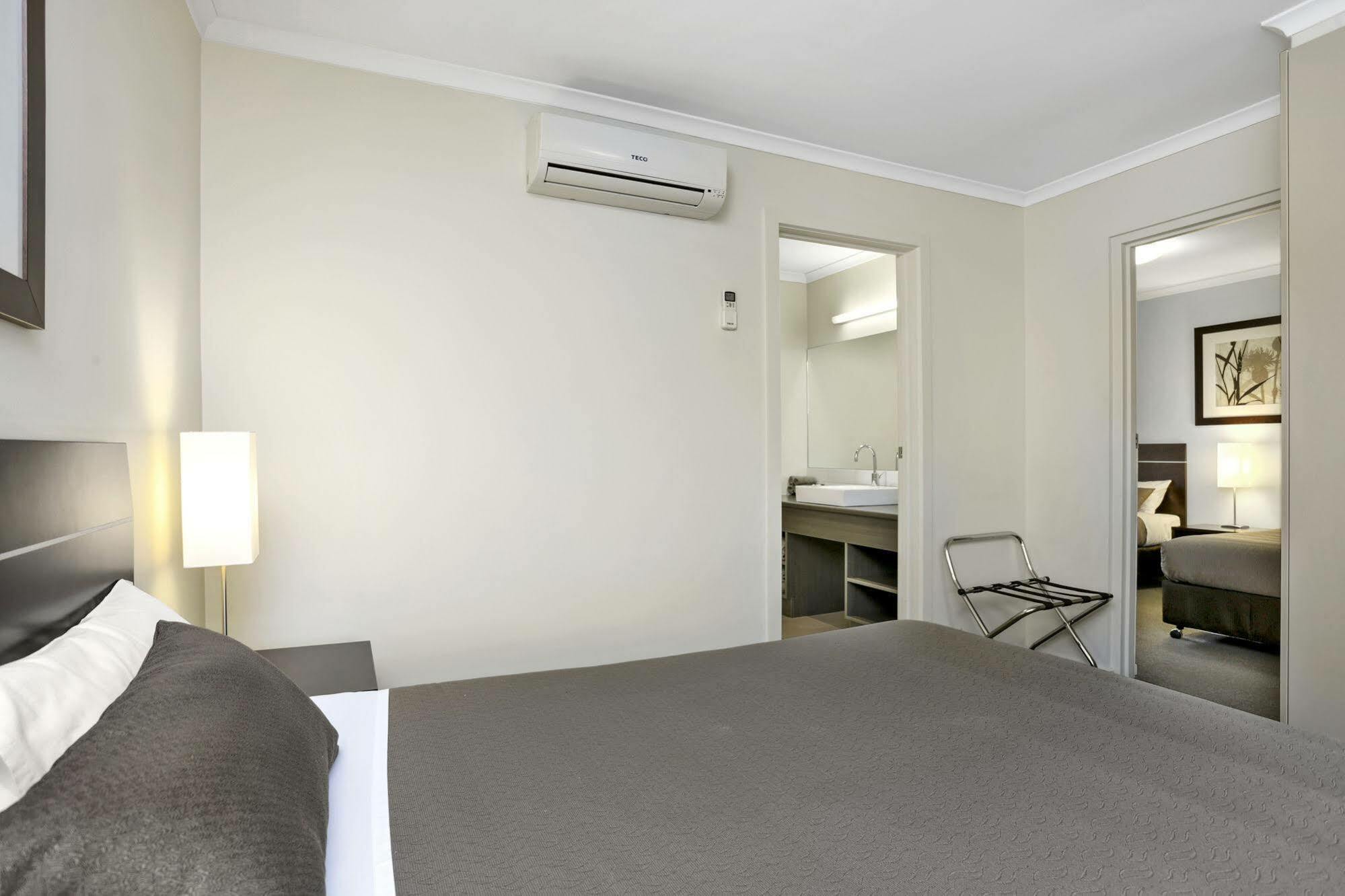 Elm Tree Motel Γουόρναμπουλ Εξωτερικό φωτογραφία